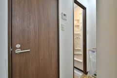 廊下の様子。手前のドアがトイレ、奥がシャワールームです。(2020-10-14,共用部,OTHER,2F)