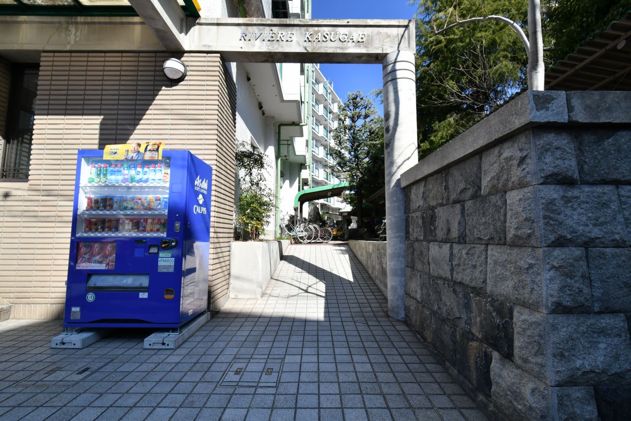 シェアハウスはマンションの1Fです。マンション前には自動販売機が設置されています。(2018-02-14,共用部,OUTLOOK,1F)