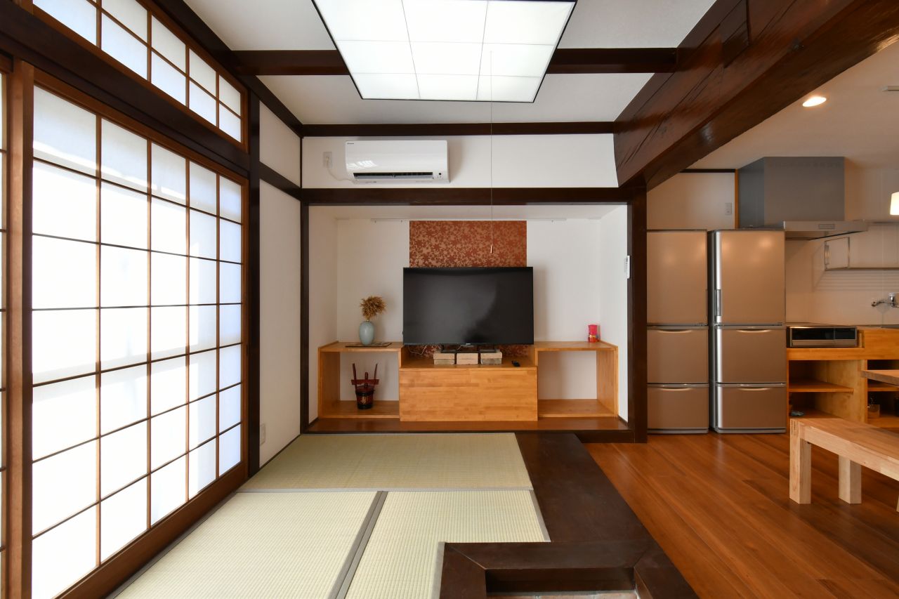 畳のスペースには、TVが設置されています。(2018-02-14,共用部,LIVINGROOM,1F)