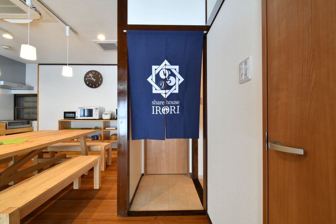 暖簾の先は水まわり設備です。(2018-02-14,共用部,OTHER,1F)