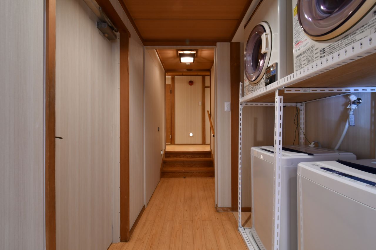 廊下の様子2。右手に男女兼用トイレがあります。(2018-02-14,共用部,TOILET,1F)