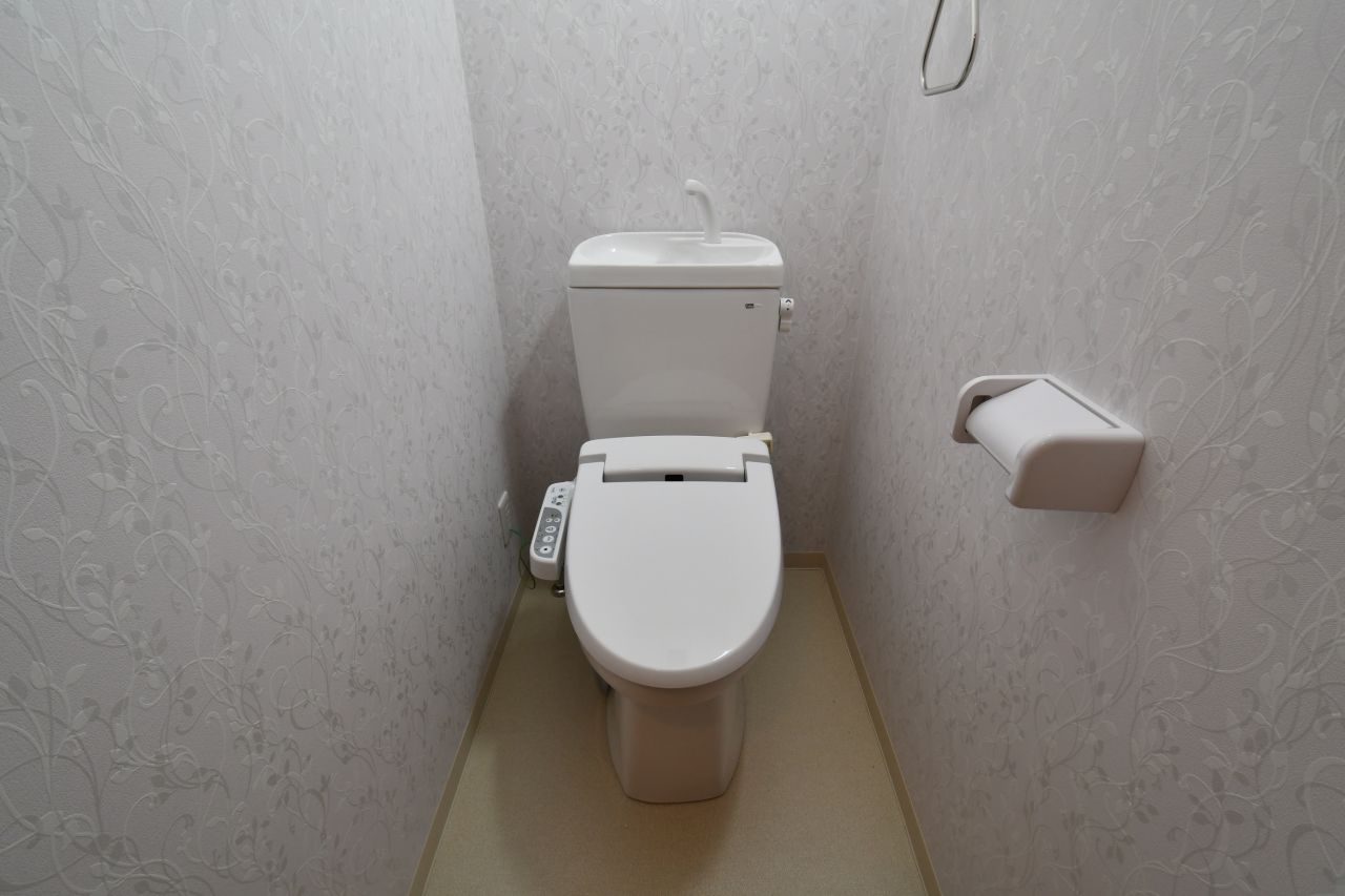 ウォシュレット付きトイレの様子。男女兼用です。(2018-02-14,共用部,TOILET,1F)