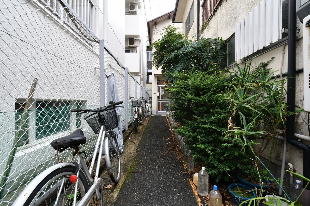 小道の先はシェアハウスの玄関です。(2018-09-25,周辺環境,ENTRANCE,1F)