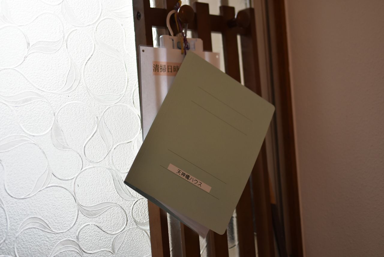 玄関には清掃当番表が引っ掛けられています。(2018-09-25,周辺環境,ENTRANCE,1F)
