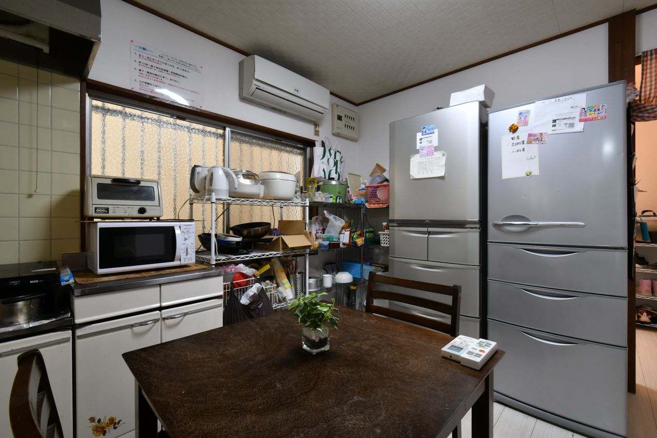 収納棚と冷蔵庫の様子。(2018-09-25,共用部,KITCHEN,1F)