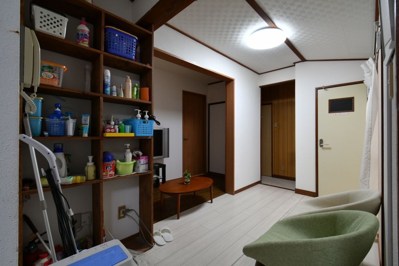 左手の棚には洗濯グッズが収納されています。(2018-09-25,共用部,LIVINGROOM,1F)