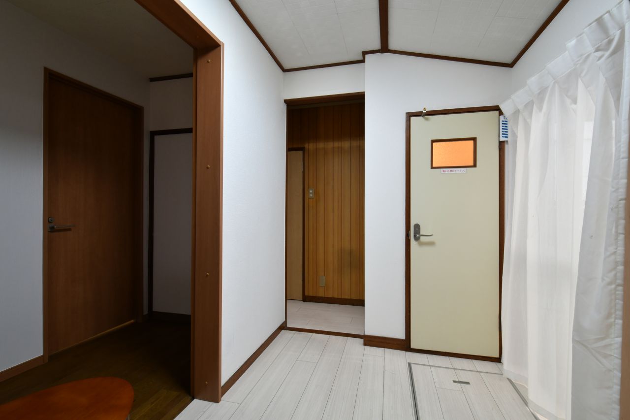中央の扉の先は水まわり設備です。(2018-09-25,共用部,OTHER,1F)