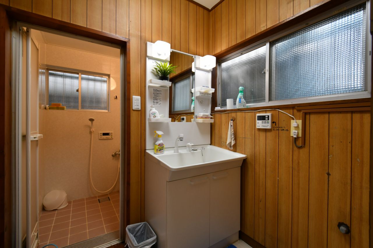 洗面台の様子。左手はバスルームです。(2018-09-25,共用部,WASHSTAND,1F)
