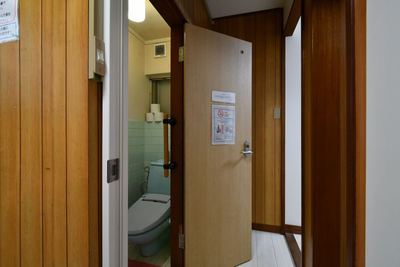 左手にはトイレがあります。(2018-09-25,共用部,OTHER,1F)