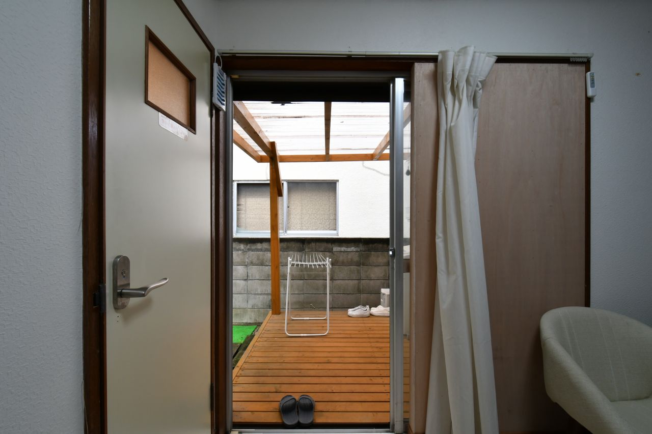 窓の先は物干し場です。(2018-09-25,共用部,OTHER,1F)