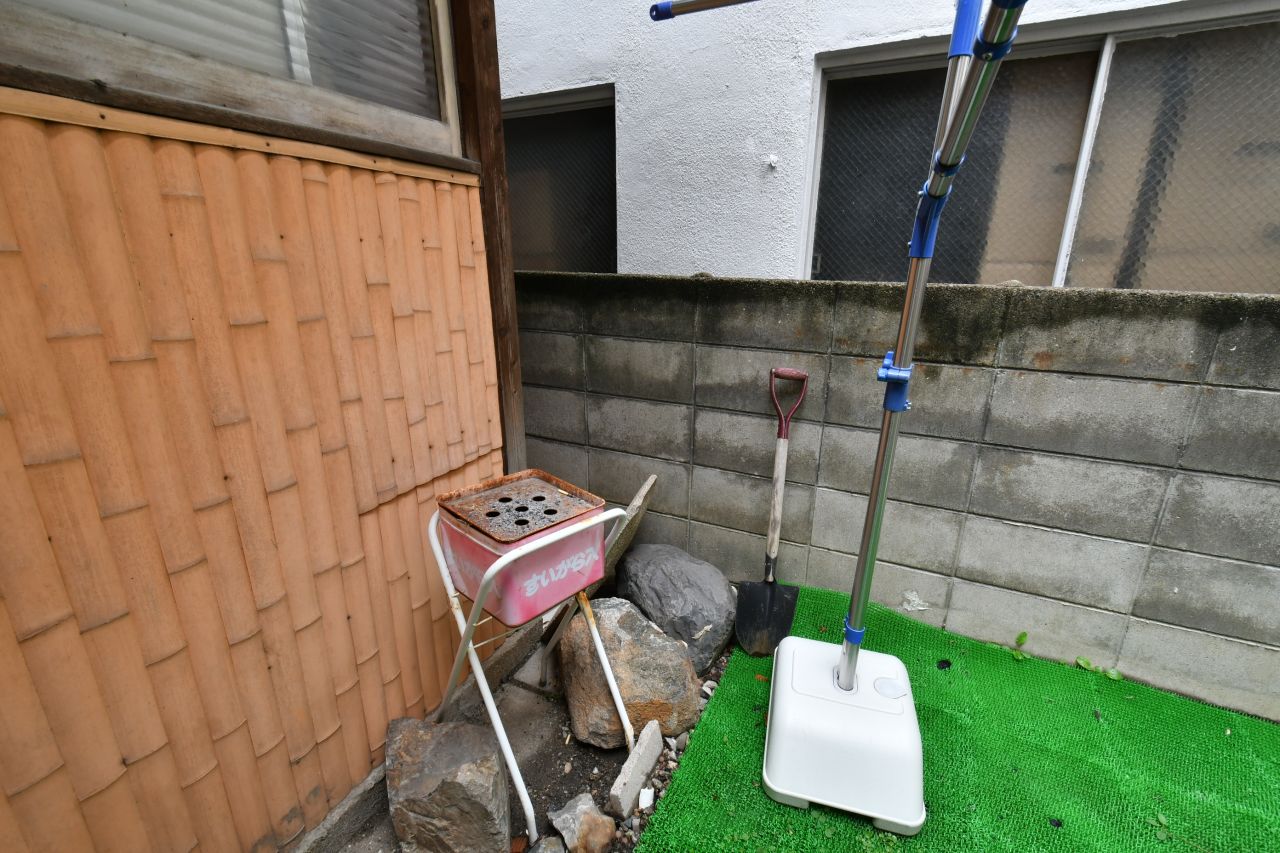 物干し場の脇は喫煙スペースです。(2018-09-25,共用部,OTHER,1F)