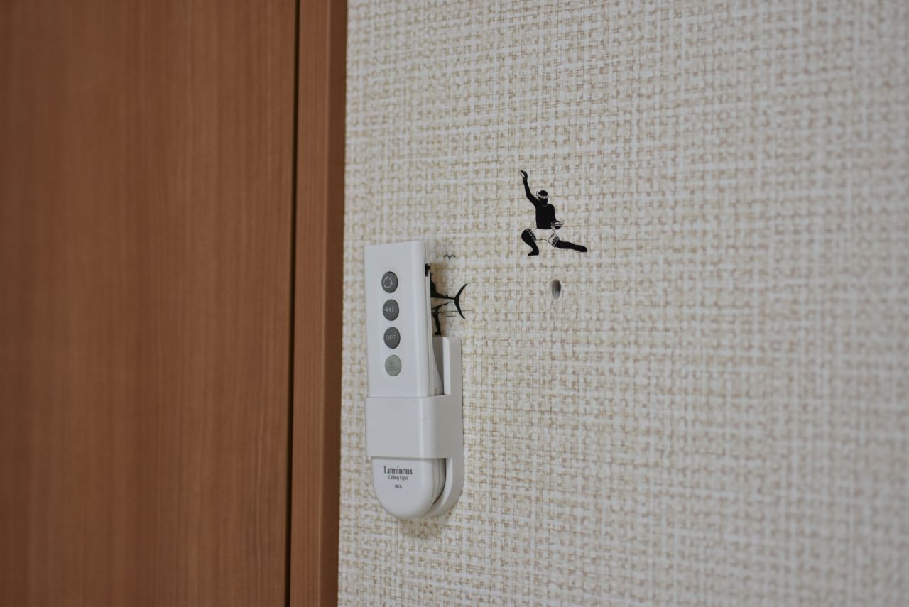 リモコンは壁掛け式です。（205号室）(2018-09-25,専有部,ROOM,2F)