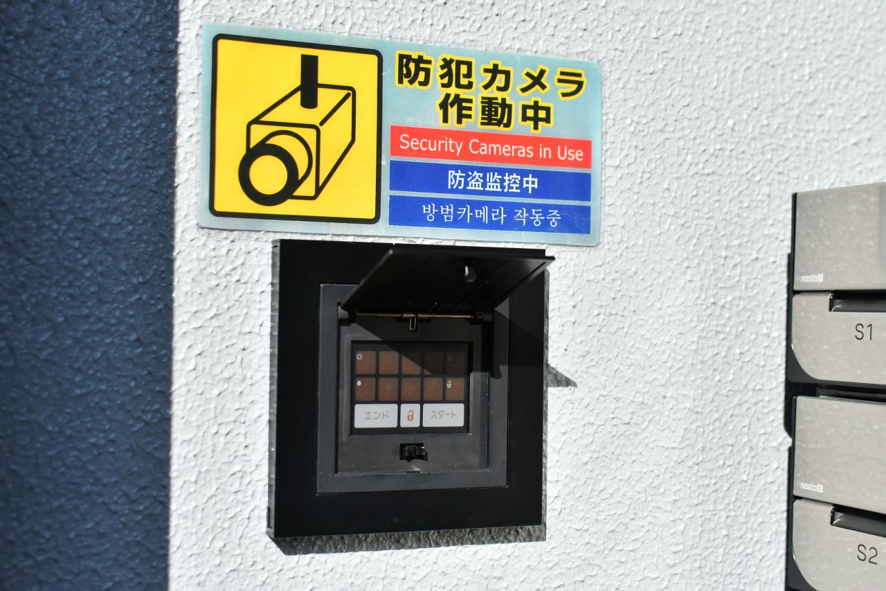 玄関の鍵はナンバー式のオートロックです。(2020-10-20,周辺環境,ENTRANCE,1F)