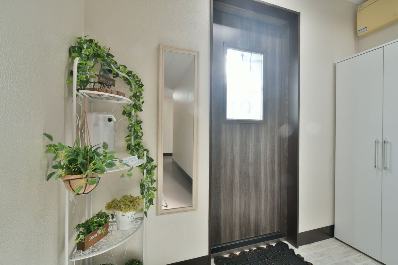 内部から見た玄関周辺の様子。(2020-10-20,周辺環境,ENTRANCE,1F)