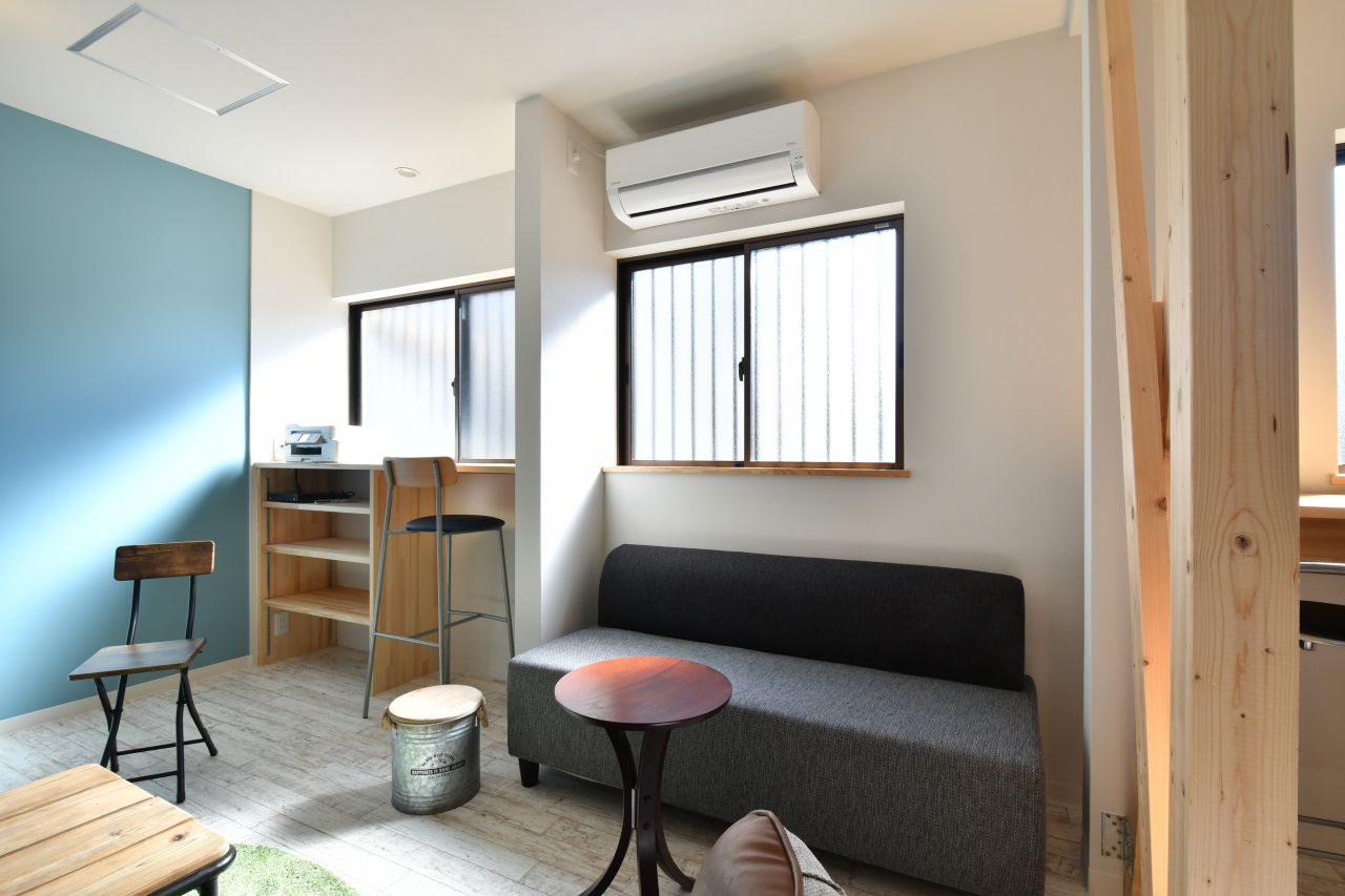 窓際のソファ。(2020-10-20,共用部,LIVINGROOM,1F)
