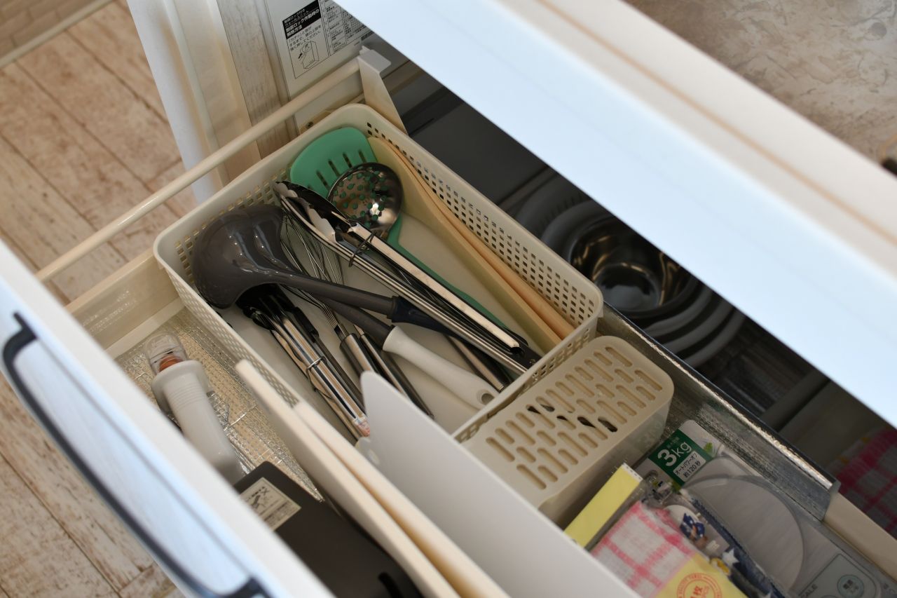 シンク下にキッチン備品が収納されています。(2020-10-20,共用部,KITCHEN,1F)
