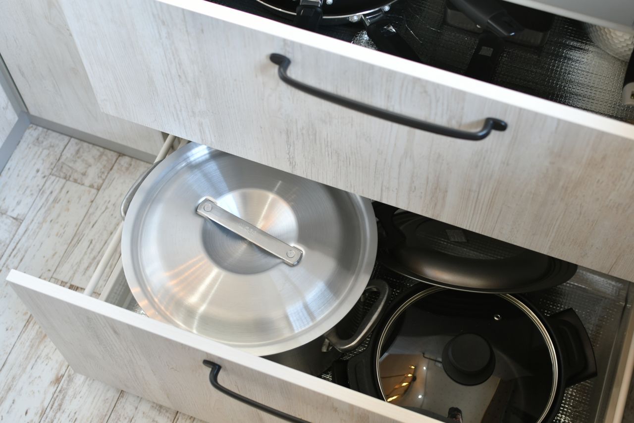 ガスコンロの下には鍋類やフライパンが収納されています。(2020-10-20,共用部,KITCHEN,1F)