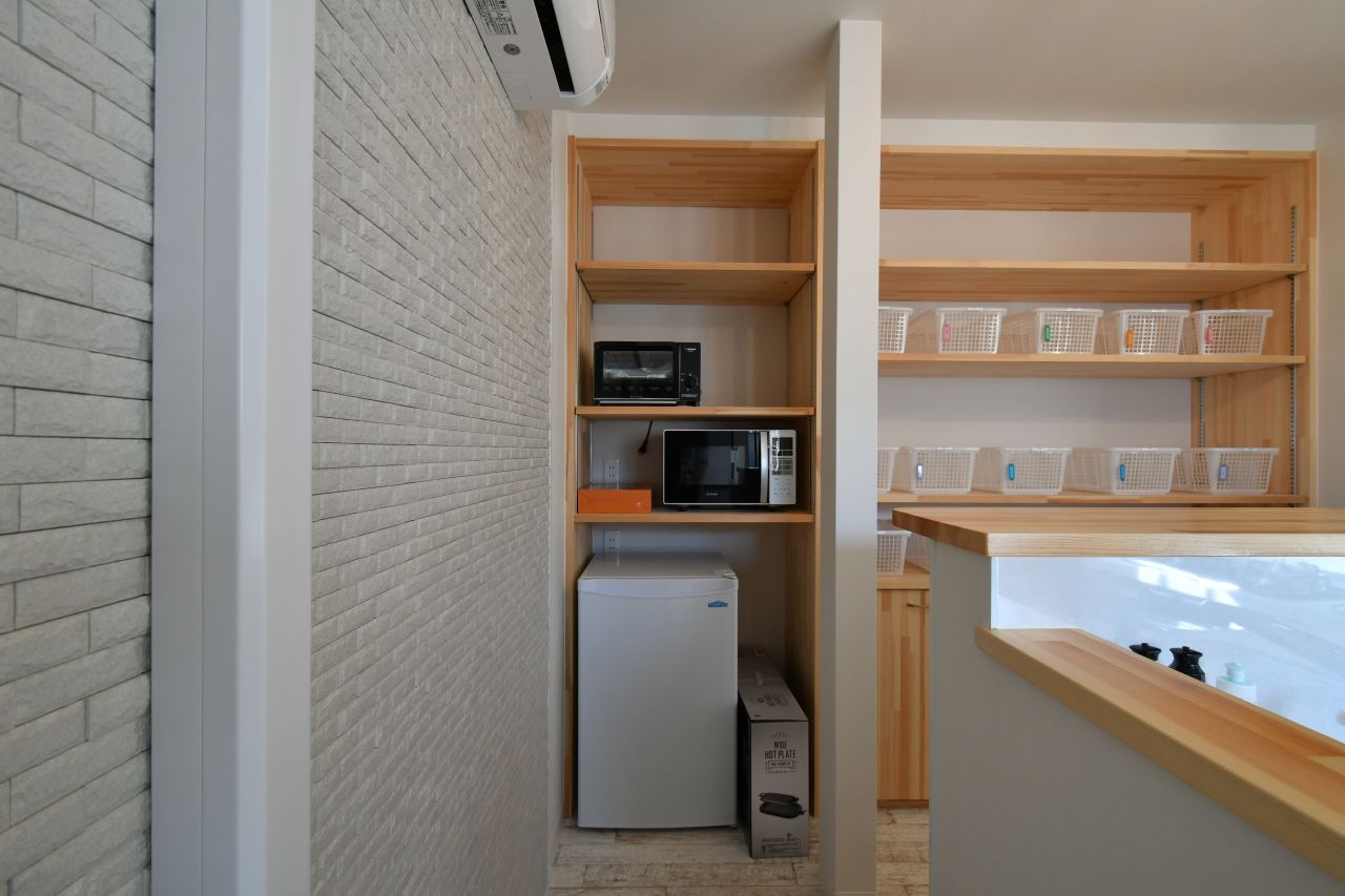 キッチン家電の様子。冷凍庫も設置されています。(2020-10-20,共用部,KITCHEN,1F)
