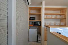 キッチン家電の様子。冷凍庫も設置されています。(2020-10-20,共用部,KITCHEN,1F)