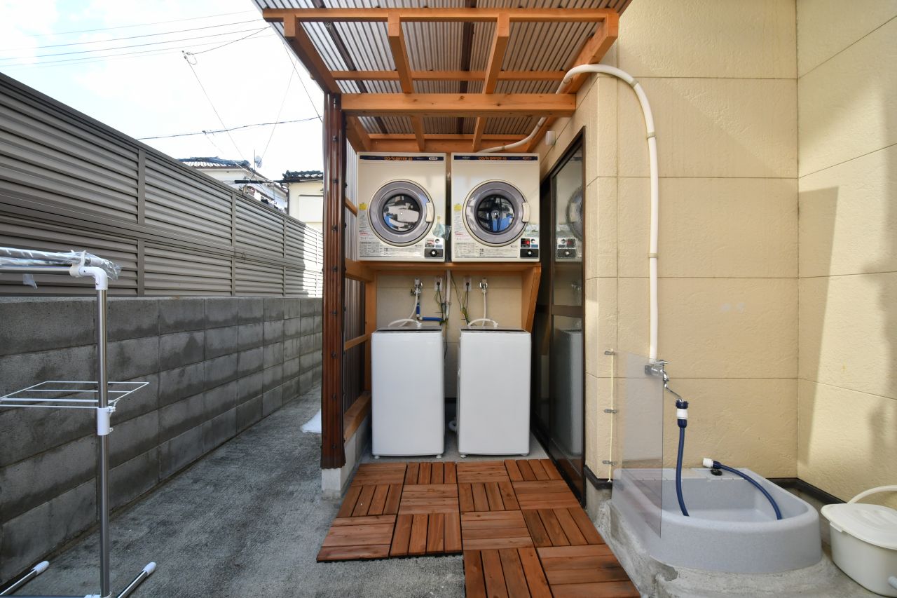 ランドリールームの様子。乾燥機はコイン式です。(2020-10-20,共用部,LAUNDRY,1F)