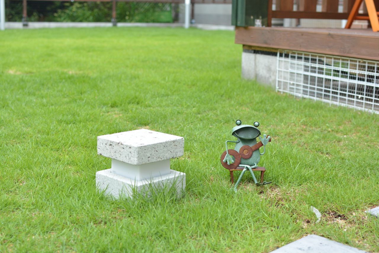 ウクレレを弾いているカエルも。(2022-08-05,共用部,OTHER,1F)