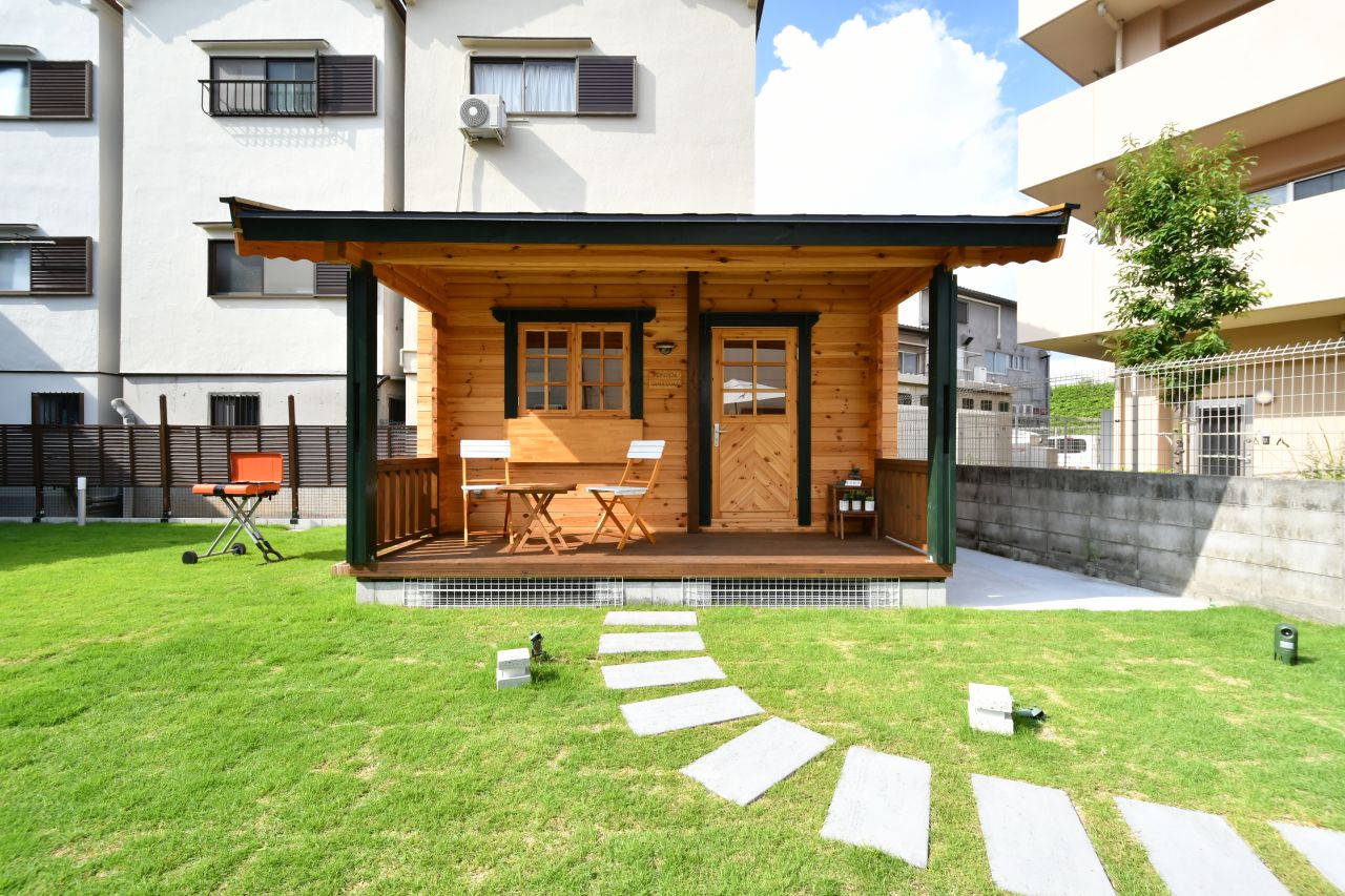 小屋の様子。玄関前にはテラスがあります。(2022-08-05,共用部,OTHER,1F)