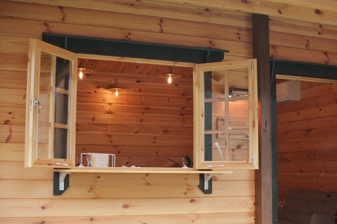 小屋の窓はカウンター付き。(2022-08-05,共用部,OTHER,1F)