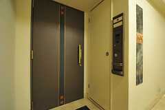 正面玄関の様子。ドア脇にインターホンが設置されています。(2014-04-07,周辺環境,ENTRANCE,5F)
