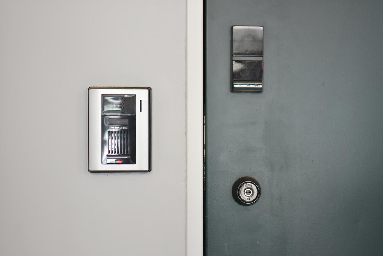 カメラ付きインターホンと玄関の鍵の様子。非接触式です。|1F 玄関