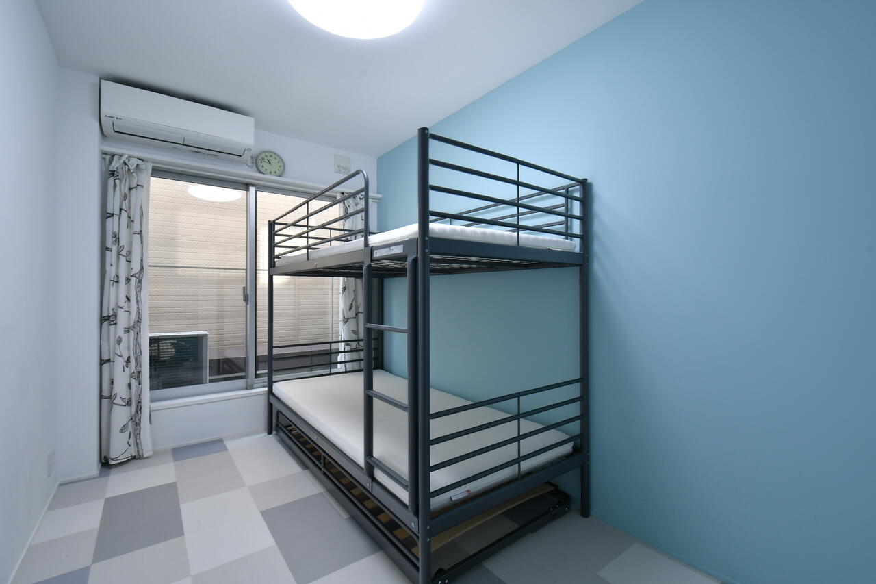 専有部の様子。照明やベッドは好みのタイプを選べます。（202号室）|2F 部屋