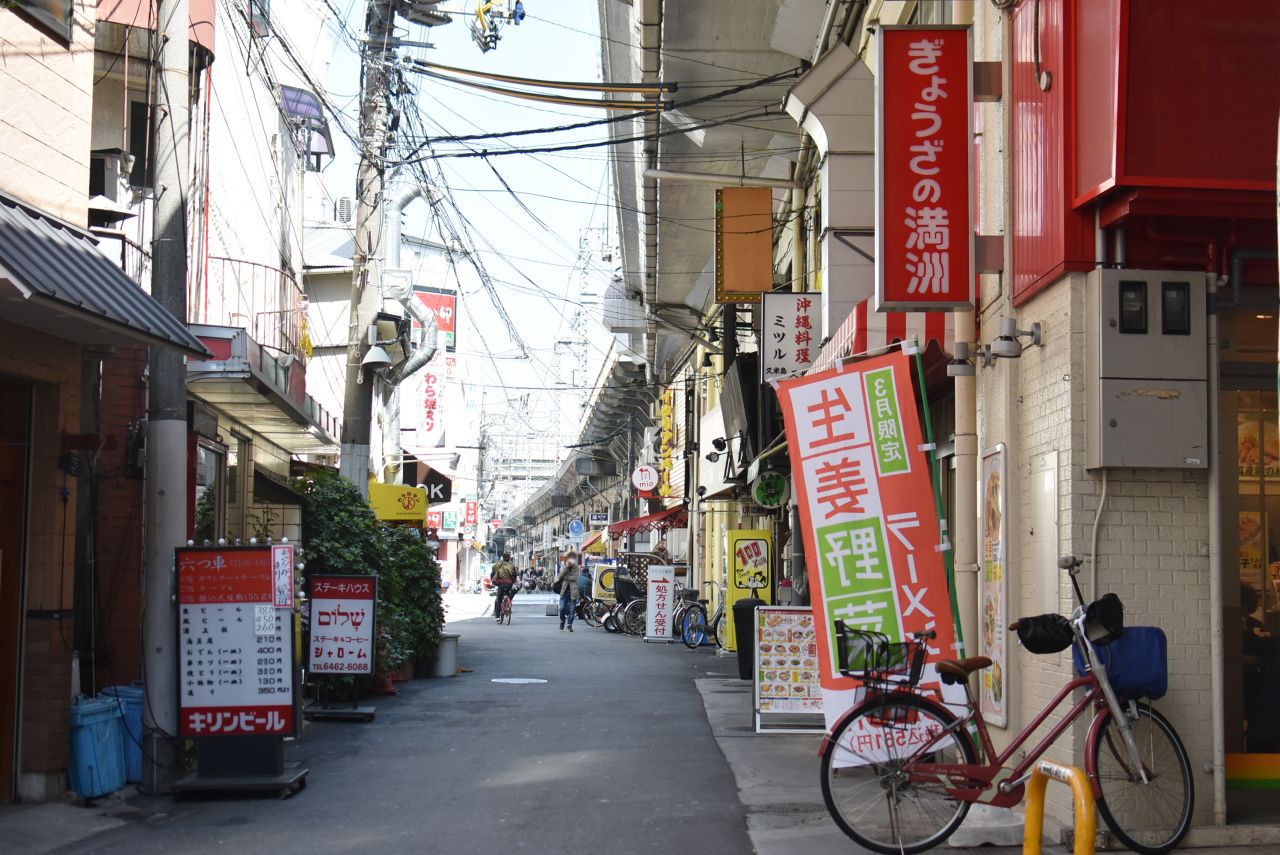 駅周辺には飲食店が立ち並びます。|1F 周辺環境