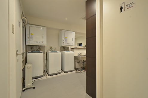 水まわり設備の様子。ランドリー、洗面台、バスルーム、シャワールーム、トイレが集まっています。(2016-02-15,共用部,OTHER,1F)