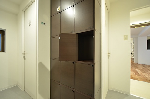 各部屋ごとに使用できる収納棚の様子。シャンプーや洗剤などをしまっておけます。(2016-02-15,共用部,OTHER,1F)