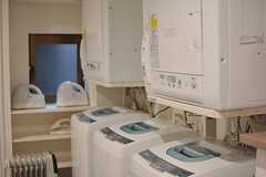 洗濯機と乾燥機が設置されています。(2016-02-15,共用部,LAUNDRY,1F)