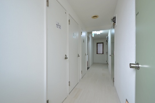 廊下の様子。シャワールームとトイレが設置されています。(2016-02-15,共用部,OTHER,3F)