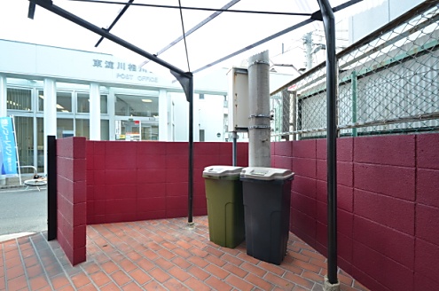建物の前にゴミ捨て場があります。屋根付きなので、雨の日も濡れません。(2016-02-15,共用部,OTHER,1F)