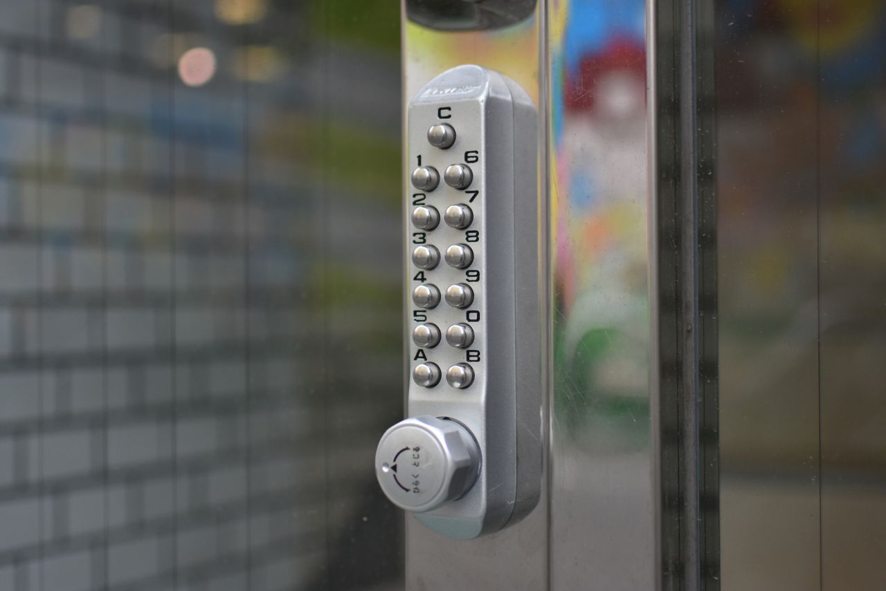 エントランスの鍵はナンバー式です。(2018-09-12,周辺環境,ENTRANCE,1F)