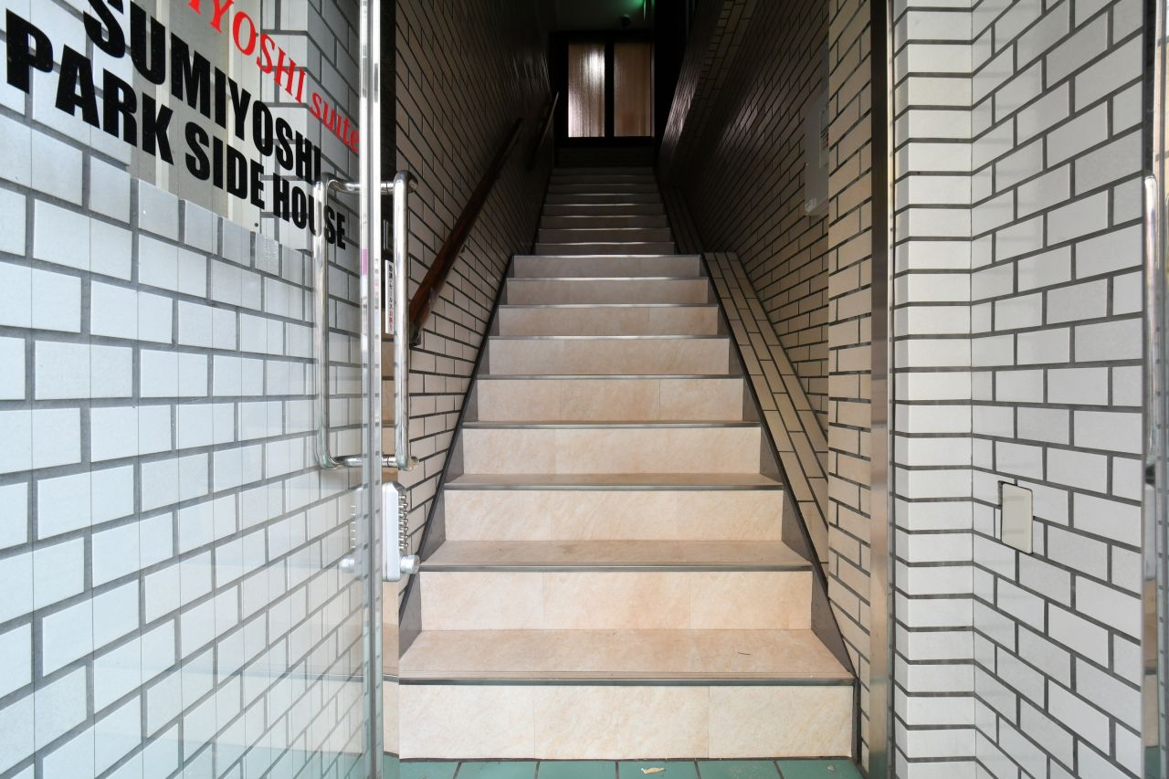 階段の先は玄関です。(2018-09-12,周辺環境,ENTRANCE,1F)