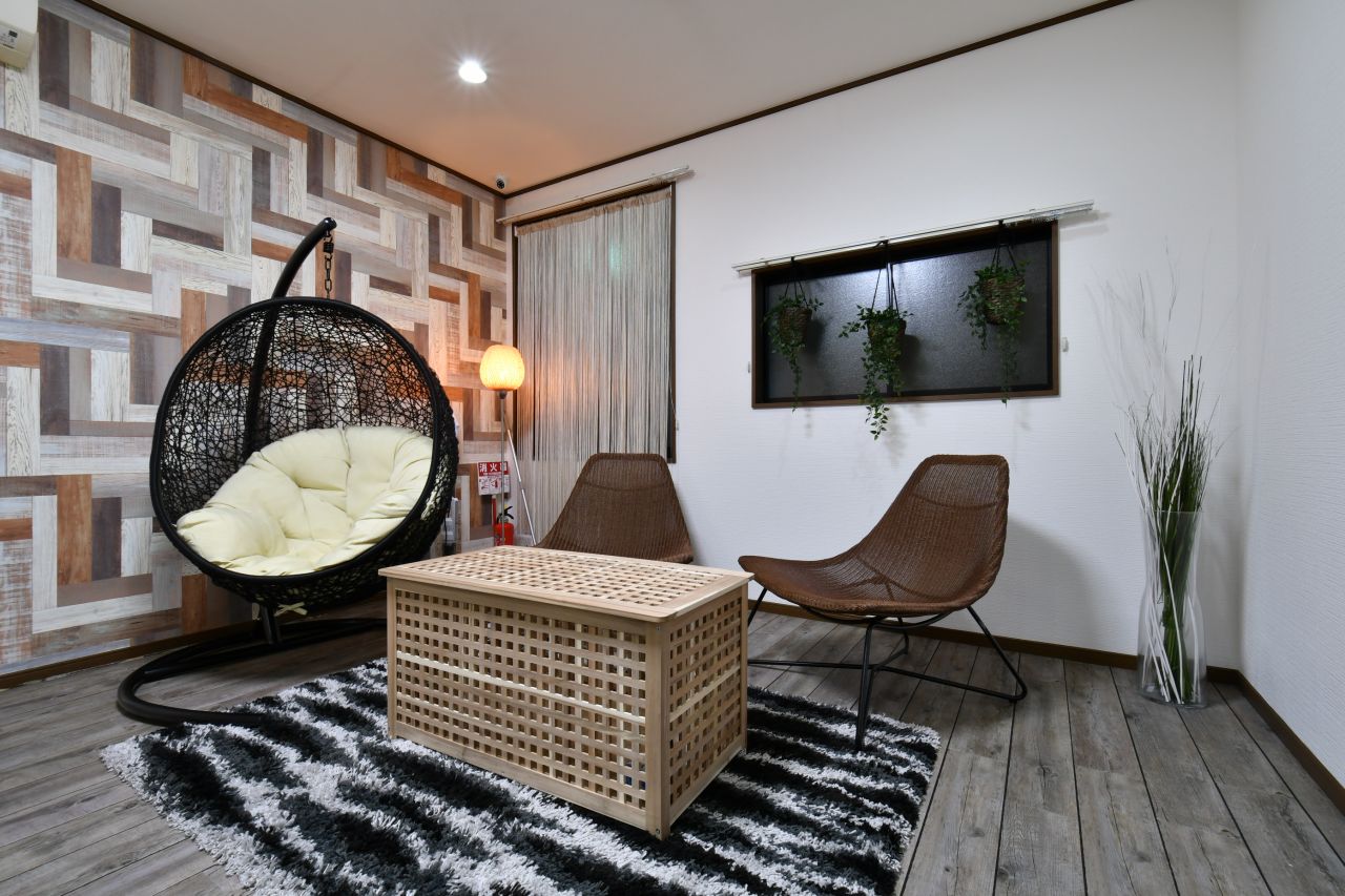 テーブル、椅子、ハンギングチェアが設置されています。(2018-09-12,共用部,LIVINGROOM,2F)