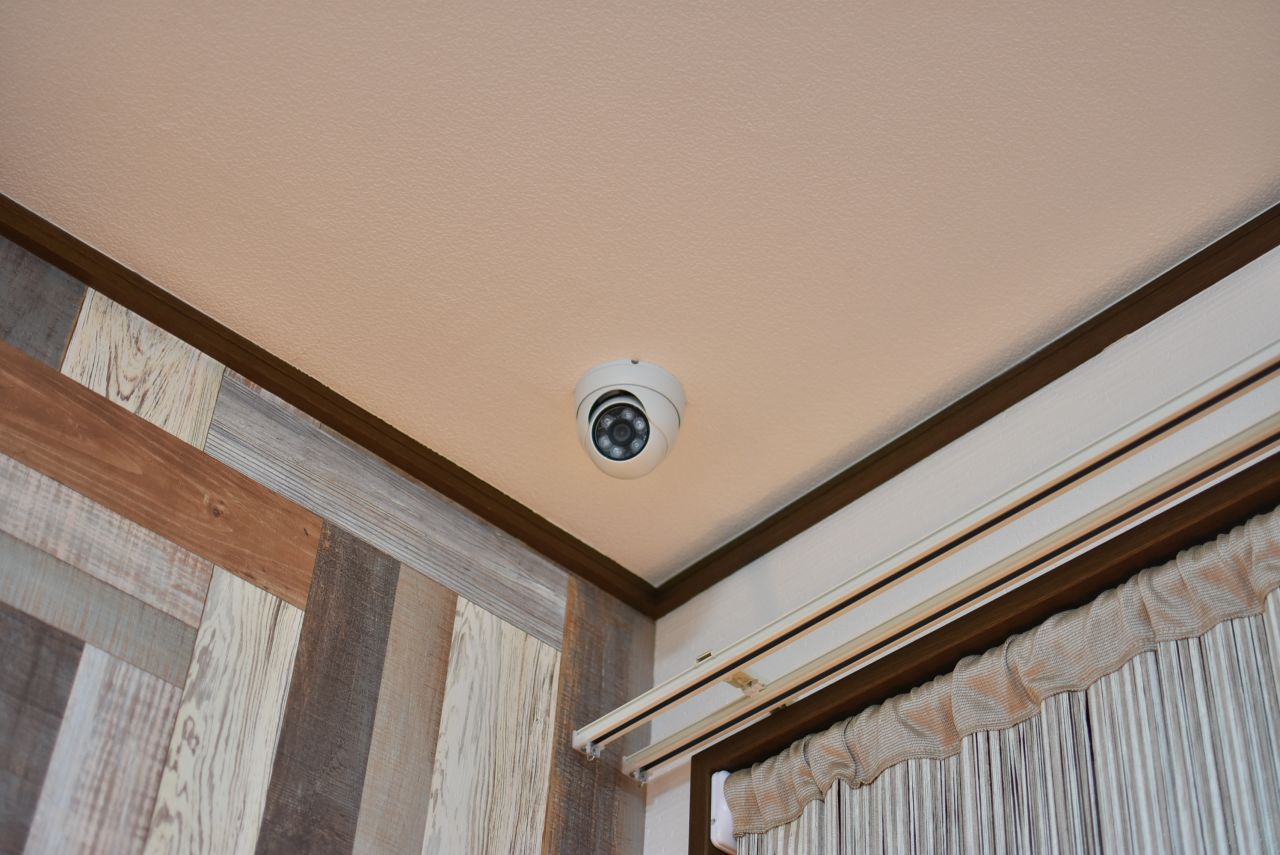 天井には防犯カメラが設置されています。(2018-09-12,共用部,LIVINGROOM,2F)
