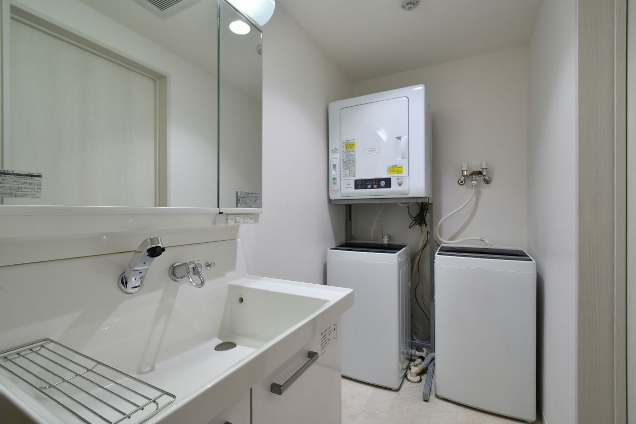 洗濯機は2台、乾燥機は1台設置されています。(2018-09-12,共用部,LAUNDRY,2F)