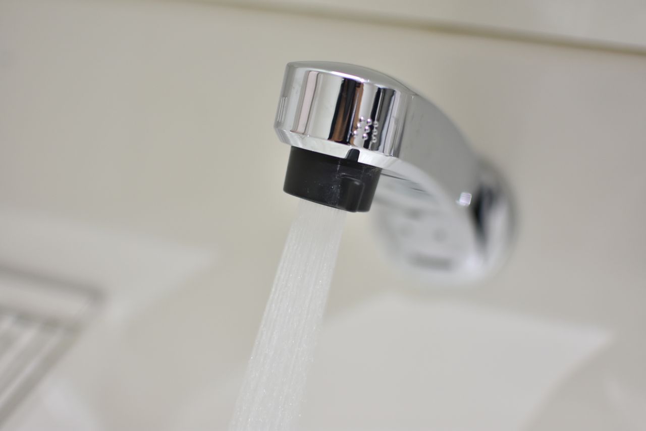 洗面台はシャワー水栓付きです。(2018-09-12,共用部,WASHSTAND,2F)