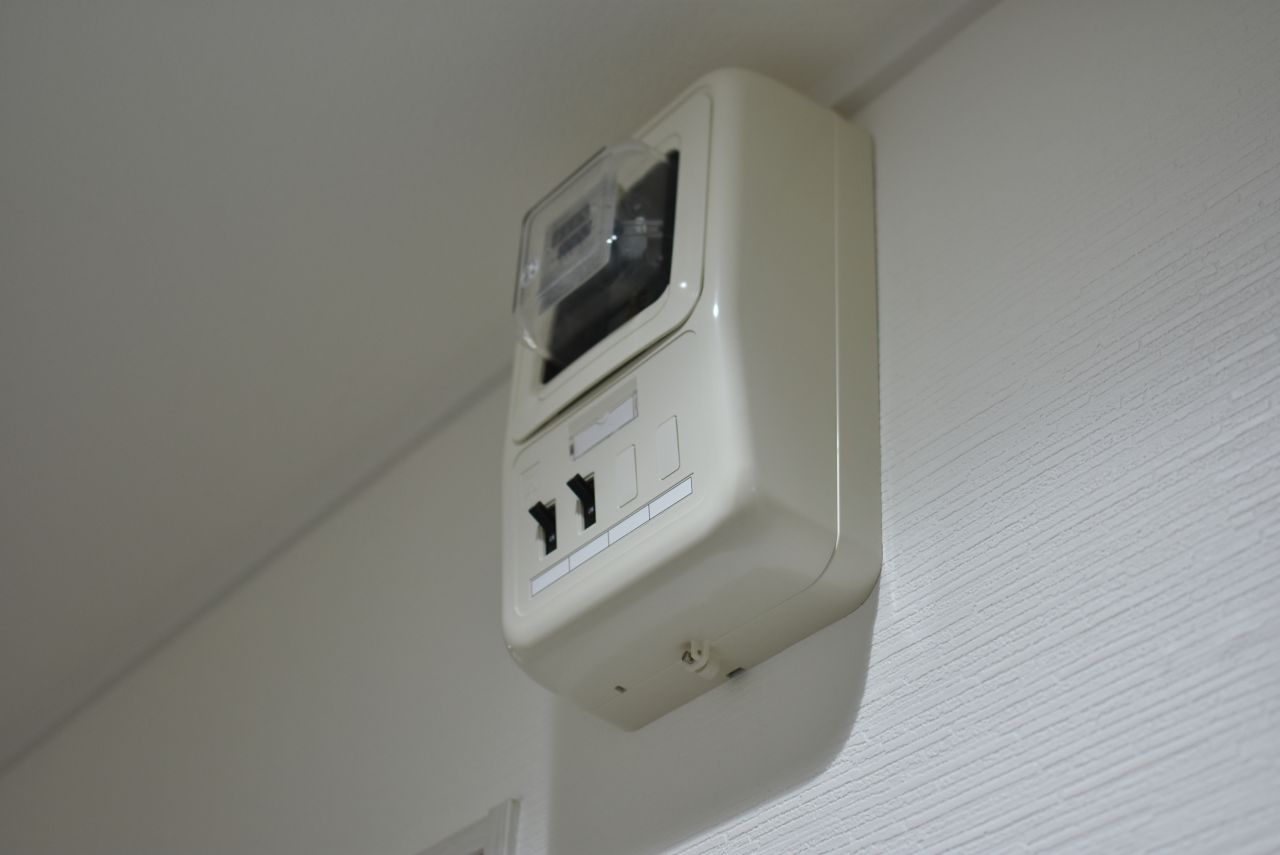 専有部ごとに電気メーターが設置されています。50Wを超えてしまうと追加で電気代が発生します。(2018-09-12,専有部,ROOM,2F)