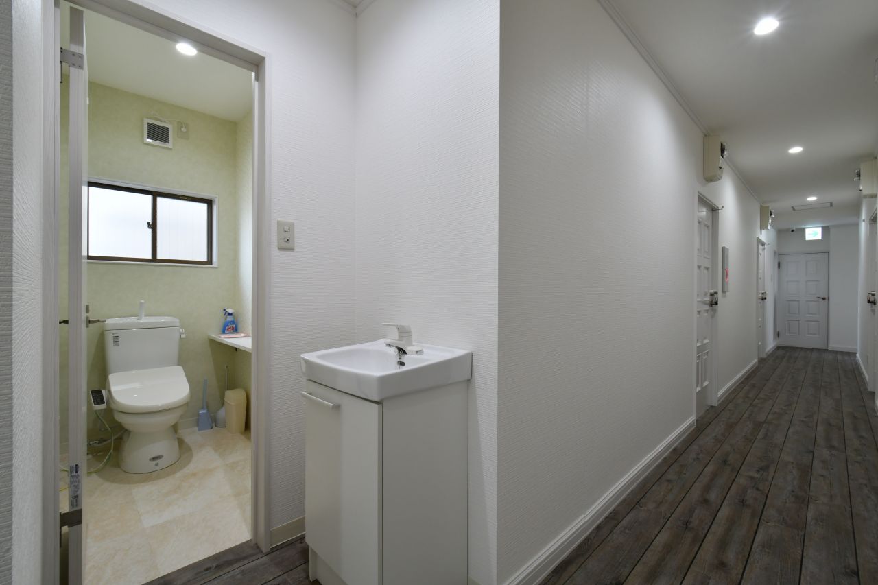 廊下にはトイレと洗面台が設置されています。(2018-09-12,共用部,OTHER,3F)