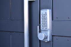 玄関のドアはナンバー式のオートロックです。(2013-01-31,周辺環境,ENTRANCE,1F)