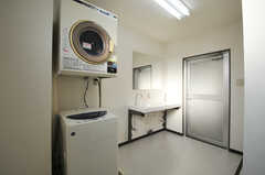 洗濯機と乾燥機の様子。(2012-10-25,共用部,OTHER,1F)