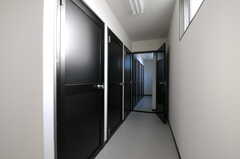 シャワールームがずらりと並びます。中程にドアがあり、手前が男女兼用、奥が女性用です。(2012-10-25,共用部,OTHER,1F)