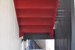 階段の裏側は真っ赤に塗装されています。(2012-10-25,専有部,ROOM,3F)