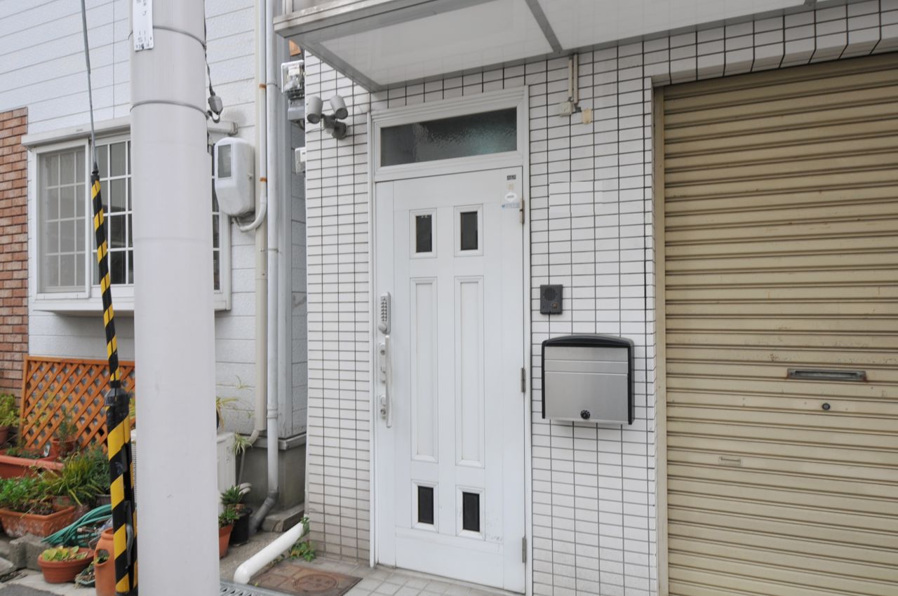シェアハウスの玄関の様子。(2012-01-14,周辺環境,ENTRANCE,1F)