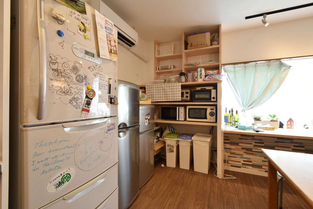 冷蔵庫とゴミ箱の様子。(2016-07-04,共用部,KITCHEN,2F)